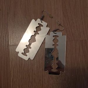Razor blade earrings 🖤